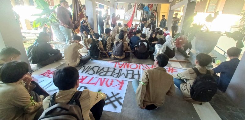 Gelar Aksi di DPRD Babel, Aliansi BEM "Kerakyatan" Suarakan Isu PLTN hingga Kesejahteraan Guru