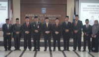 Bupati, Wabup dan Sekda Bateng foto bersama 6 pejabat yang dirotasi. (Foto Diskominfo Bateng edited by IA)
