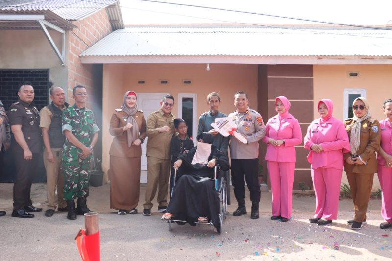 Angin puting beliung yang menerjang beberapa waktu lalu menyisakan duka yang mendalam bagi Pak Idris. Sebagai seorang marbot