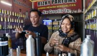 Di Balik Tetes Harum Rizky Parfume: Ada Asa Dewi dan Rangkulan PT Timah