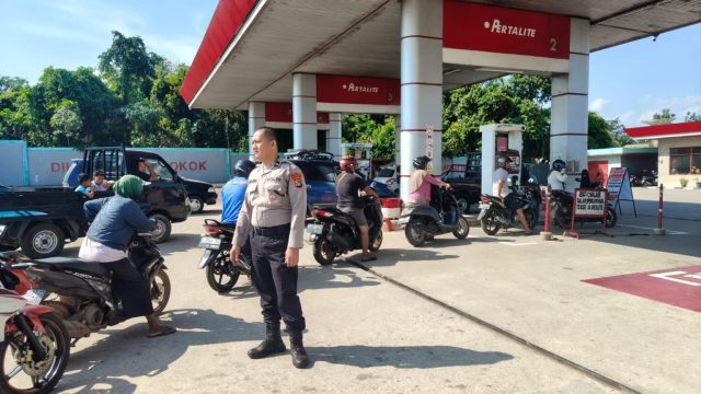Cegah Penimbunan BBM Subsidi, Polres Bateng Awasi Antrean SPBU Koba dan Nibung