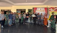 Momen Hangat Hari Bhayangkara: TNI Bawakan Kue Ultah ke-80 dan Tumpeng ke Polsek Jebus