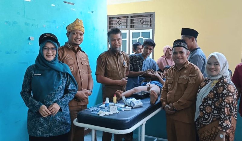 Usai Dikhitan Gratis, Puluhan Anak di Desa Semulut Dapat Hadiah Tas hingga Uang Tunai