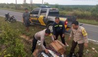 Pasutri Alami Laka Tunggal di Simpang Teritip, Polisi Turun Tangan Evakuasi