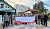 Tim Swiss-Belhotel Pangkalpinang berpartisipasi dalam prosesi Pindapatta dengan memberikan persembahan makanan kepada para bhikkhu sebagai wujud kepedulian sosial dan penghormatan terhadap nilai-nilai keberagaman