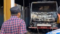 Mobil Damkar Babar Hangus Terbakar di Garasi, Bupati Markus Turun Langsung Tinjau TKP