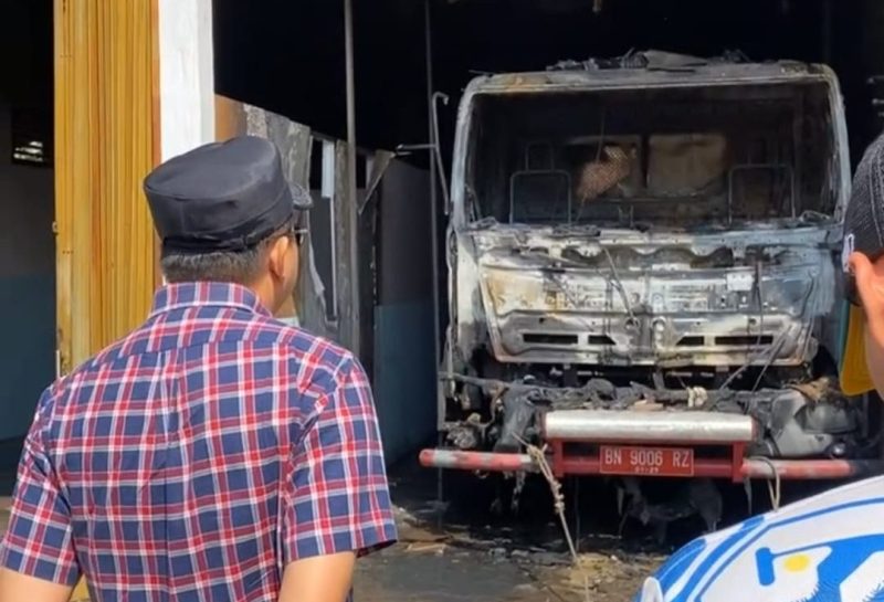 Mobil Damkar Babar Hangus Terbakar di Garasi, Bupati Markus Turun Langsung Tinjau TKP