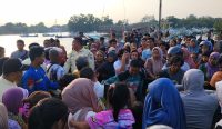 Kansar Tanjungpinang segera merespons cepat dengan mengerahkan Tim Rescue dari Unit Siaga SAR Lingga. Operasi SAR pada hari pertama ini dihadapkan pada tantangan cuaca yang cukup ekstrem. Berdasarkan data lapangan, angin bertiup dari arah Selatan dengan kecepatan mencapai 16 Knots, arus menuju arah Utara dengan kecepatan 1.1 Knots, serta ketinggian gelombang mencapai 1.2 hingga 1.5 Meter. Kansar Tanjungpinang terus menjalin koordinasi intensif dengan Kansar Pangkalpinang, serta telah memancarkan Broadcast (pemapelan) kepada unsur SAR lainnya dan kapal-kapal yang melintas di sekitar perairan tersebut untuk memberikan bantuan pemantauan. Tim SAR Gabungan berkomitmen untuk memaksimalkan upaya pencarian. Perkembangan lebih lanjut terkait Operasi SAR ini akan disampaikan secara berkala.