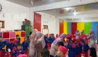 Hari Kedua MPLS TKIT Cahaya: Latih Kemandirian dan Ajak Siswa Jelajahi Lingkungan Sekolah