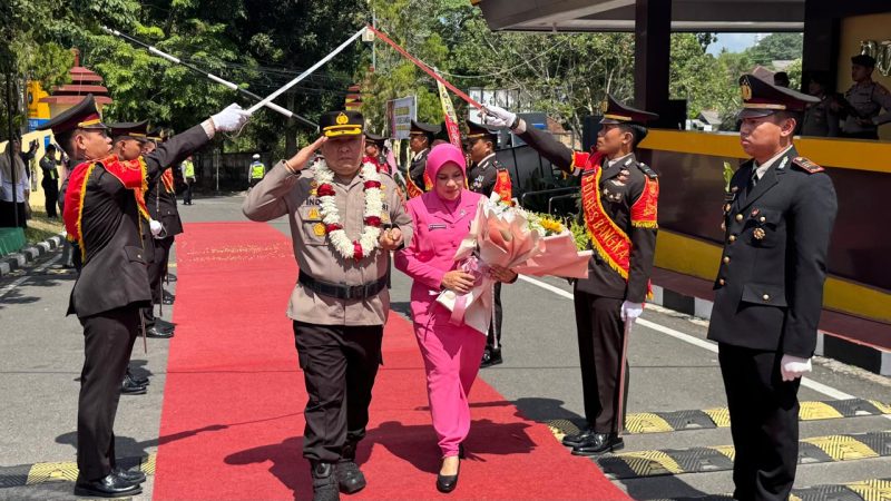 Resmi Jabat Kapolres Bangka, AKBP Indra Feri Dalimunthe Disambut Pedang Pora