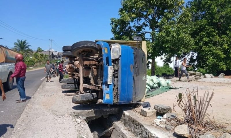Gagal Menanjak di Namang, Truk Dyna Pengangkut 10 Ton Beras Mundur Hantam Penjual Jamu 