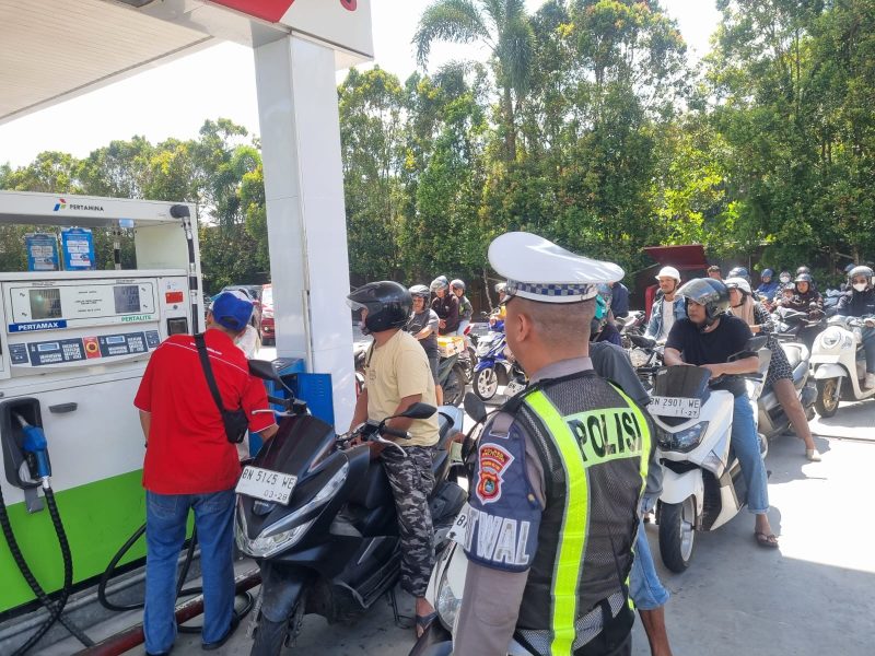 Satlantas Polres Belitung Hadir di SPBU: Pastikan Kelancaran Antrean BBM