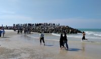 Detik-Detik Menegangkan Warga Selamatkan 3 Bocah Terseret Gelombang Besar di Pantai Matras