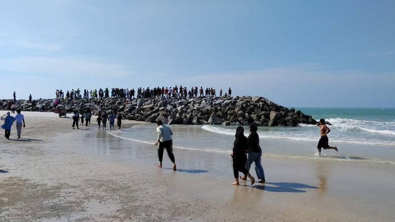 Detik-Detik Menegangkan Warga Selamatkan 3 Bocah Terseret Gelombang Besar di Pantai Matras