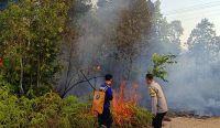 Gerak Cepat Polsek Mentok dan Damkar Jinakkan Kebakaran Lahan di Jalan Tanjung Ular