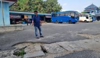 Sopir Angkutan Mengeluh, Jalan di Terminal Mentok Rusak Menahun dan Rawan Kecelakaan