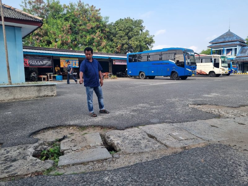 Sopir Angkutan Mengeluh, Jalan di Terminal Mentok Rusak Menahun dan Rawan Kecelakaan