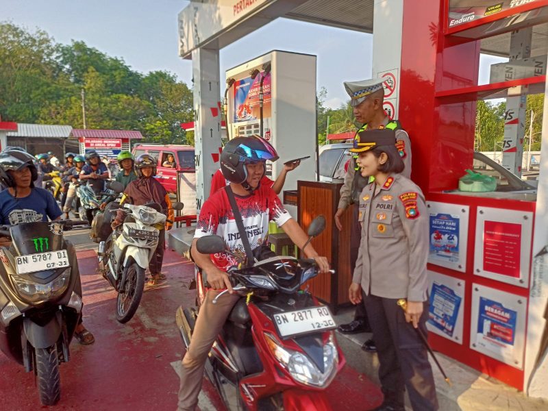 Respons Keluhan Warga, Kapolres Bangka Barat Langsung Tinjau Antrean BBM di SPBU