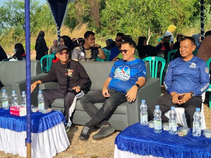 Ajak Warga Mentok Gotong Royong Bersih Pantai, Demokrat Babel Bagi-Bagi 25 Paket Umrah Gratis