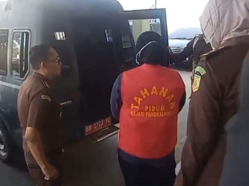 Wagub Hellyana keluar dari Kejari Pangkalpinang mengenakan rompi tahanan atas kasus dugaan ijazah palsu, Kamis (30/7/2026). (Foto istimewa)