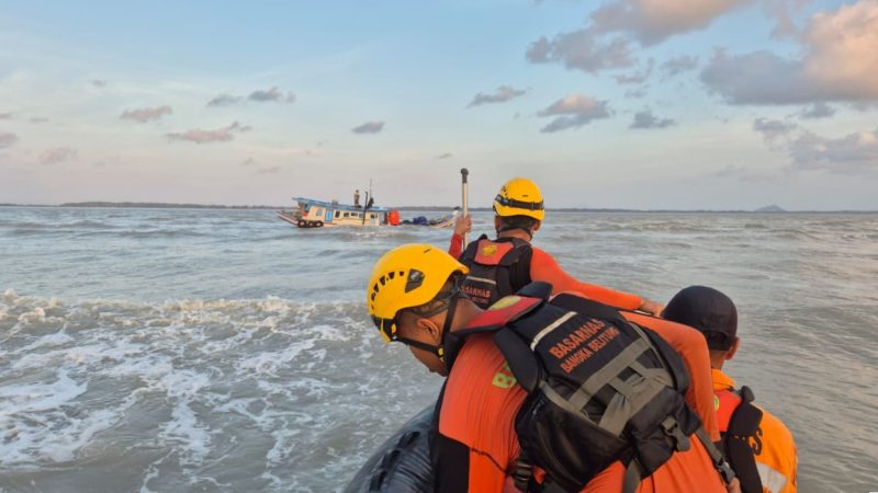 Kapal Nyaris Tenggelam Diterjang Ombak Pantai Pukan, 2 ABK KM Nadira Selamat usai Dievakuasi Tim SAR Gabungan 