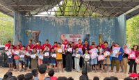 Tutup Lomba 17-an di Pantai Kelisut, Wabup Debby Apresiasi Semangat Gotong Royong Warga Tanjung Ketapang