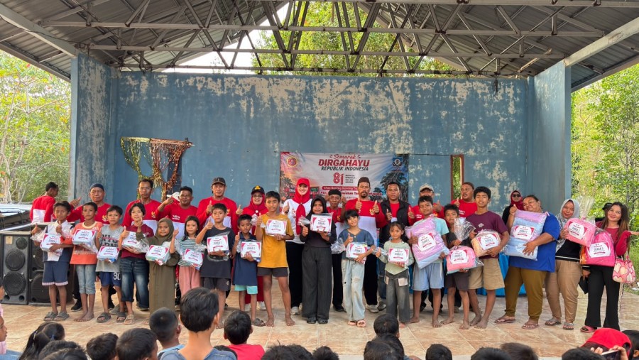 Tutup Lomba 17-an di Pantai Kelisut, Wabup Debby Apresiasi Semangat Gotong Royong Warga Tanjung Ketapang