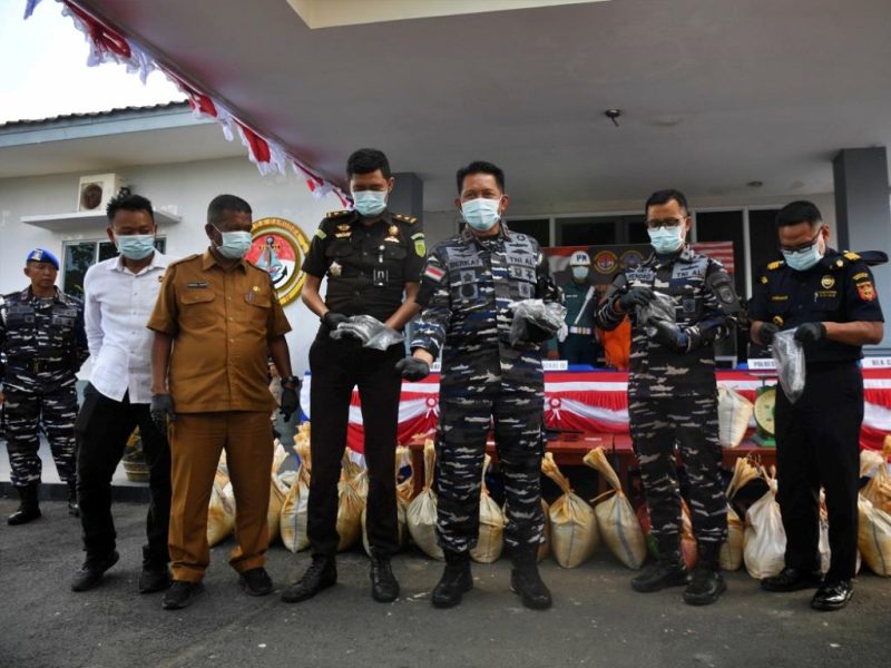 TNI AL Tangkap 1,6 Ton di Perairan Lingga, Modusnya Disembunyikan di Bawah Keramba Apung