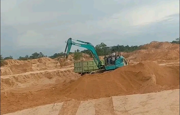 Diduga Ilegal, Dinas LH Babel Terbitkan Penghentian Aktivitas Tambang Pasir Kuarsa di Rambat