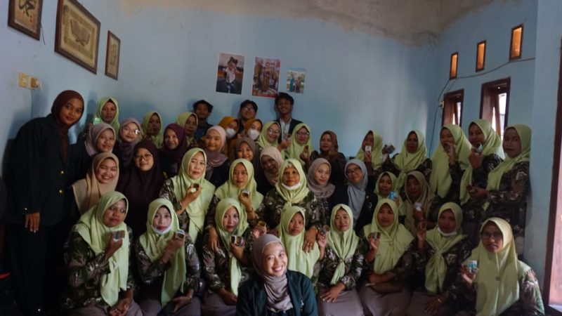 Kreatif! Mahasiswa KKN UINSA Bantu Warga Desa Alaspandan Sulap Jelantah Jadi Sabun Cuci Piring