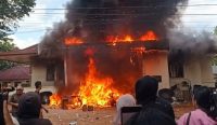 Ribuan Penambang Geruduk dan Bakar Kantor PT Timah di Belitung Timur