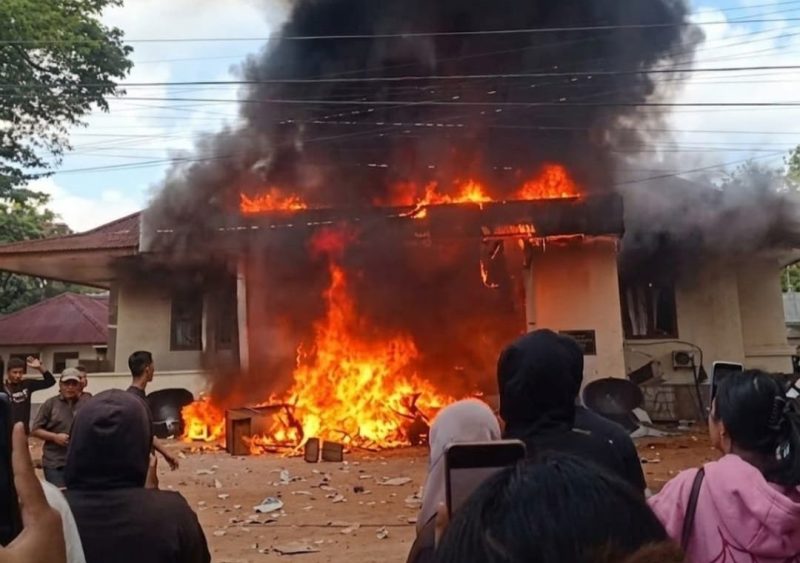 Ribuan Penambang Geruduk dan Bakar Kantor PT Timah di Belitung Timur