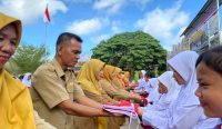 Gelorakan Nasionalisme HUT ke-81 RI, Kesbangpol Bangka Selatan Bagikan Ribuan Bendera Merah Putih
