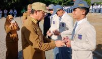 Bupati Algafry Serahkan KTP-el ke Pelajar SMAN 1 Koba Melalui Program GI NGAYAU