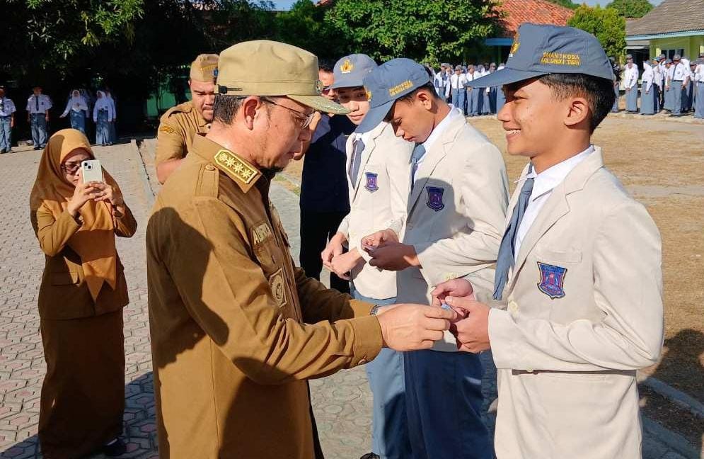 Bupati Algafry Serahkan KTP-el ke Pelajar SMAN 1 Koba Melalui Program GI NGAYAU