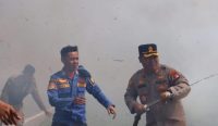 Niat Bagi Air Bersih, Kapolres Bangka Tengah Justru Terjun Padamkan Kebakaran Lahan di Tengah Jalan
