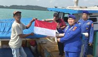 Merah Putih di Laut Sadai: Aksi Simpatik Polairud Bangka Selatan Bagikan Puluhan Bendera ke Nelayan 