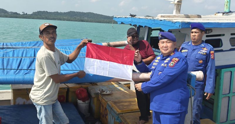 Merah Putih di Laut Sadai: Aksi Simpatik Polairud Bangka Selatan Bagikan Puluhan Bendera ke Nelayan