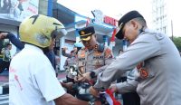 Ajak Pengendara Gelorakan Nasionalisme, Polres Belitung Bagikan Bendera Merah Putih di Bundaran Satam