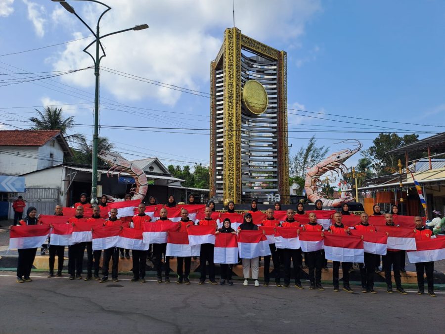 Gelorakan Semangat Kebangsaan, Kesbangpol dan Paskibraka Bangka Selatan Bagikan 2.000 Bendera