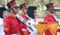Dari Jungkir Balik hingga Baki Kehormatan: Senyum Tegar Rizkiani, Siswi SMKN 2 Sungaiselan Menjaga sang Saka