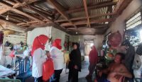 Momen Kemerdekaan, Direktur RSBT Mentok Salurkan Paket Sembako kepada Warga Teluk Rubiah