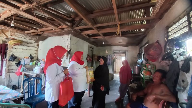 Momen Kemerdekaan, Direktur RSBT Mentok Salurkan Paket Sembako kepada Warga Teluk Rubiah