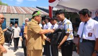 Pastikan Anak Babel Tak Putus Sekolah, Gubernur Hidayat Arsani Serahkan Bantuan Seragam Sekolah di Belitung