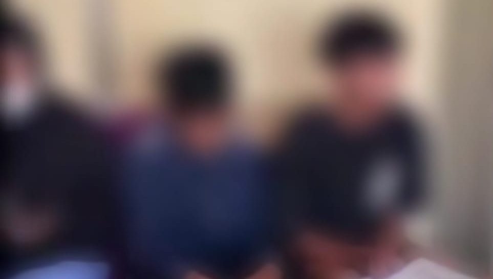 Polres Belitung Timur mengungkap motif di balik dugaan pembakaran lahan kosong di kawasan Jalan Flamboyan, Desa Padang, Kecamatan Manggar, Kabupaten Belitung Timur, yang melibatkan dua Anak Berhadapan dengan Hukum (ABH) pada Minggu, (23/8/2026). Berdasarkan hasil pendalaman dan pemeriksaan, aksi tersebut diduga dilakukan sekadar iseng dan tidak ada pihak lain yang menyuruh atau memerintahkan kedua ABH untuk melakukan pembakaran. Sebelumnya, Tim Unit Reaksi Cepat (URC) Satreskrim Polres Belitung Timur mengamankan kedua ABH di kediaman masing-masing setelah melakukan penyelidikan terkait video yang viral aksi pembakaran lahan. Dalam kejadian tersebut, api diduga dinyalakan menggunakan korek api hingga kemudian membesar dan meluas, membakar lahan seluas kurang lebih 40 x 60 meter. Petugas turut mengamankan sejumlah barang bukti berupa 1 unit sepeda motor, DVR CCTV, dan korek api. Polres Belitung Timur mengingatkan masyarakat, khususnya para orang tua, untuk meningkatkan pengawasan dan edukasi kepada anak agar tidak melakukan tindakan iseng yang dapat membahayakan diri sendiri, orang lain maupun lingkungan.