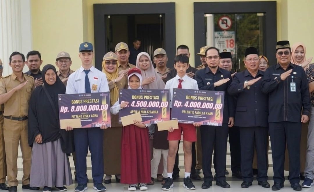 Torehkan Prestasi Nasional, Tiga Pelajar Bateng Terima Bonus dari Pemkab