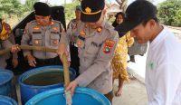 Kemarau Melanda, Kapolres Bateng Salurkan 15 Ribu Liter Air Bersih ke Warga Lubuk Besar