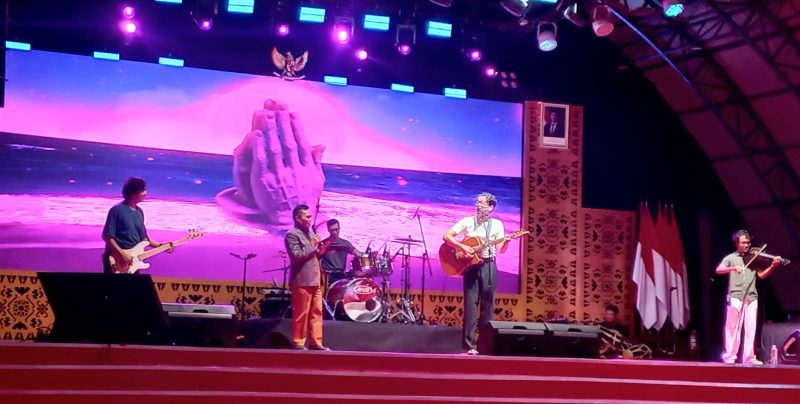 Budi Doremi duet bersama Kepala Bank Indonesia Babel, Rommy S.Tamawiwy dalam cloaing ceremony Explore Babel 2026, Minggu (30/08) malam.