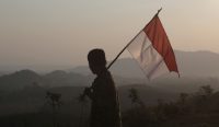 foto gratis anak mengibarkan bendera merah putih