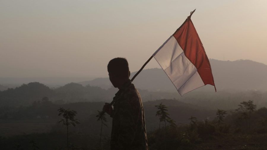 foto gratis anak mengibarkan bendera merah putih